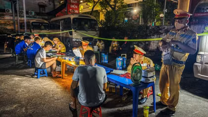 CSGT Hà Nội tuần tra đêm, xử lý hàng loạt quái xế