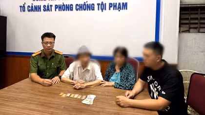 Công an hỗ trợ cụ ông 92 tuổi bị lẫn, đem theo 7 cây vàng đi lạc