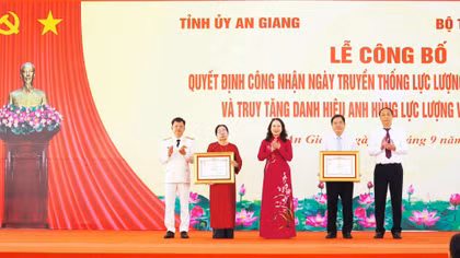 Phó Chủ tịch nước Võ Thị Ánh Xuân trao danh hiệu Anh hùng Lực lượng vũ trang nhân dân cho thân nhân đồng chí Lâm Kiên Trì và Liệt sĩ Huỳnh Văn Thạnh.
