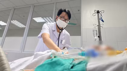 Tự truyền trắng tại nhà, một phụ nữ ở Hà Nội nguy kịch