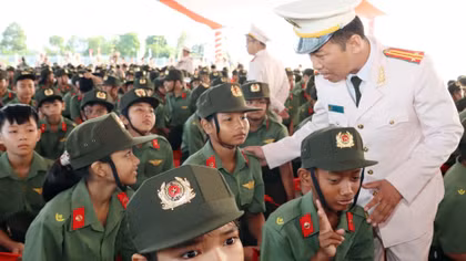 Các giáo viên Trường Văn hóa CAND III chăm sóc các em học sinh.