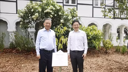 Tổng Bí thư, Chủ tịch nước Tô Lâm và Thủ tướng Lawrence Wong trồng cây tại Vườn Bách thảo Singapore
