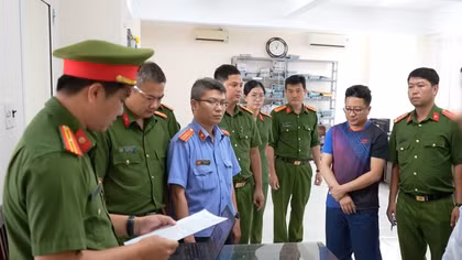 Cơ quan CSĐT tống đạt các quyết định tố tụng đối với Trường.