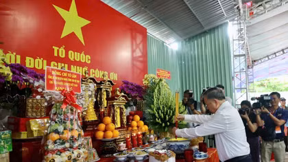 Tổng Bí thư, Chủ tịch nước Tô Lâm dâng hương các anh hùng liệt sĩ tại công viên Lê Thị Riêng
