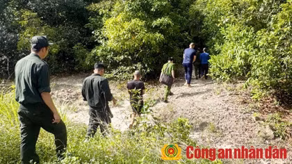 Tổ công tác Phòng CSĐT tội phạm về tham nhũng, kinh tế, buôn lậu, môi trường Công an tỉnh An Giang băng rừng theo vết các đối tượng săn bắt voọc bạc.