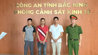 Khởi tố Giám đốc đổ trộm 700 tấn chất thải