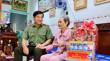 Thiếu tướng Nguyễn Văn Hận thăm, tặng quà các gia đình chính sách
