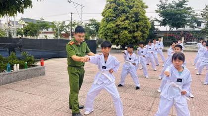 Lớp dạy võ đặc biệt ở Công an xã An Nông