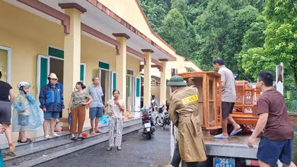 Mưa lớn gây sạt lở, hàng trăm hộ dân miền núi ở Thanh Hóa được sơ tán