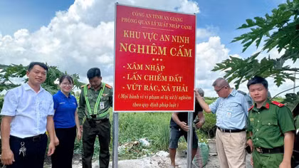 Phòng Quản lý xuất nhập cảnh Công an tỉnh An Giang lắp đặt các biển báo góp phần nâng cao hiệu quả quản lý, tạo điều kiện để người dân dễ dàng nhận biết và chấp hành các quy định của pháp luật.