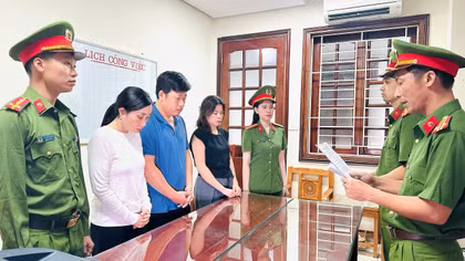 Vợ chồng giả danh lương y, “phù phép” thuốc tân dược thành thuốc đông y