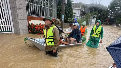 Công an Thanh Hoá căng mình hỗ trợ người dân ứng phó mưa lũ
