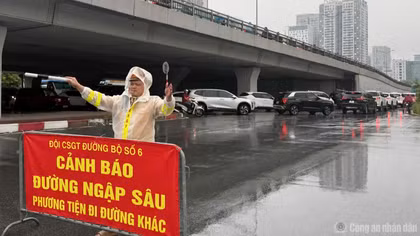 CSGT Hà Nội đội mưa hướng dẫn người dân tránh đoạn đường ngập 