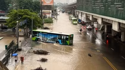 Hà Nội phân luồng khẩn cấp nhiều tuyến đường