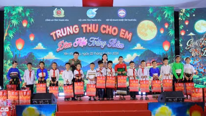 Ấm áp “Đêm hội trăng rằm” nơi biên giới