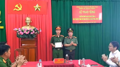 Trao trợ cấp đột xuất cho cán bộ Công an bị thương khi làm nhiệm vụ