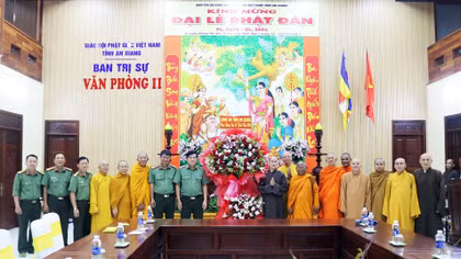 Thiếu tướng Nguyễn Văn Hận thăm, chúc mừng Đại lễ Phật Đản năm 2026