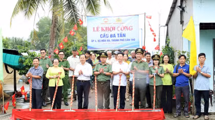 Các đại biểu thực hiện nghi thức khởi công sửa chữa cầu Ba Tấn.