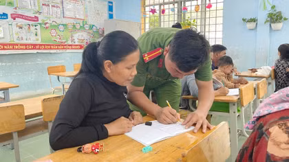 Gần dân hơn từ lớp bình dân học vụ dành cho người Raglai ở Khánh Hòa