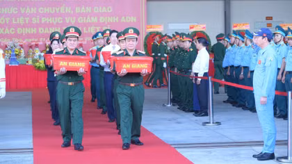 Lãnh đạo Quân khu 9, Quân chủng Phòng không – Không quân và lãnh đạo các tỉnh, thành phố di chuyển mẫu sinh phẩm hài cốt liệt sĩ lên máy bay CASA-295.