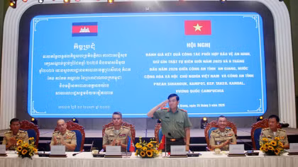 Thiếu tướng Nguyễn Văn Hận, Giám đốc Công an tỉnh An Giang cùng lãnh đạo Công an các tỉnh: Kampot, Kep, Takeo, Kandal, Preah Sihanouk - Vương quốc Campuchia chủ trì hội nghị.