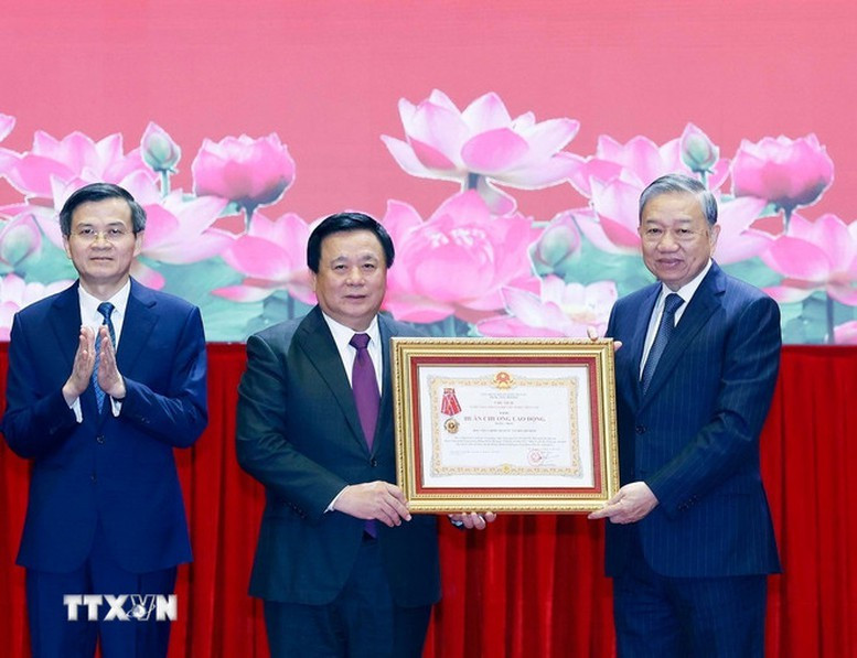 Tổng Bí thư Tô Lâm trao Huân chương Lao động Hạng Nhất tặng Học viện Chính trị Quốc gia Hồ Chí Minh - Ảnh: TTXVN