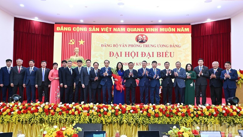 Thường trực Ban Bí thư Trần Cẩm Tú và Chánh Văn phòng Trung ương Đảng Lê Hoài Trung tặng hoa chúc mừng Ban Chấp hành Đảng bộ Văn phòng Trung ương Đảng nhiệm kỳ 2025-2030 - Ảnh: Báo Nhân dân