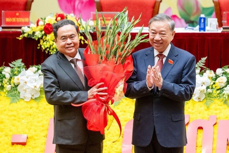 Tổng Bí thư Tô Lâm tặng hoa chúc mừng thành công của Đại hội cho Bí thư Đảng ủy Quốc hội, Chủ tịch Quốc hội Trần Thanh Mẫn