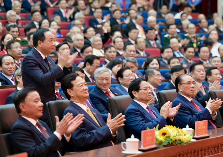 Nguyên Tổng Bí thư Nông Đức Mạnh, Thủ tướng Phạm Minh Chính, nguyên Thủ tướng Nguyễn Tấn Dũng, Thường trực Ban Bí thư Trần Cẩm Tú dự phiên khai mạc Đại hội Đại biểu Đảng bộ TPHCM lần thứ I, nhiệm kỳ 2025-2030 - Ảnh: VGP