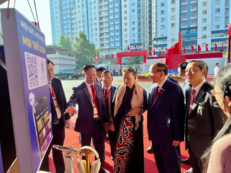 Nguyên Tổng Bí thư Nông Đức Mạnh, nguyên Chủ tịch Quốc hội Nguyễn Thị Kim Ngân tham quan Triển lãm Thành tựu Báo chí - Xuất bản - Ảnh: VGP