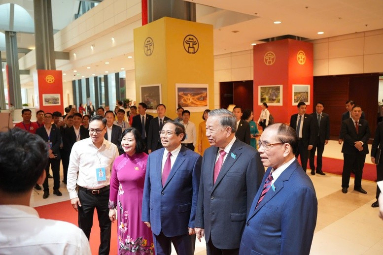 Tổng Bí thư Tô Lâm, nguyên Tổng Bí thư Nông Đức Mạnh, Thủ tướng Chính phủ Phạm Minh Chính, Bí thư Thành ủy Hà Nội Bùi Thị Minh Hoài tham quan không gian triển lãm bên lề Đại hội - Ảnh: VGP/GH