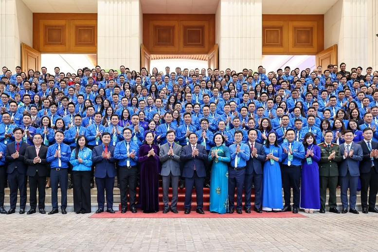 Thủ tướng cùng các đại biểu - Ảnh: VGP/Nhật Bắc