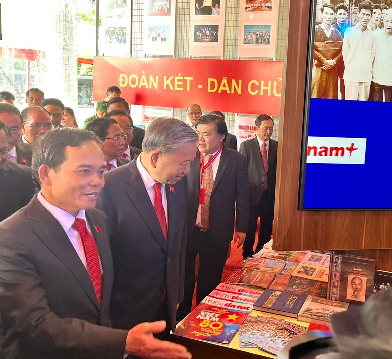 Bí thư Thành ủy TPHCM Trần Lưu Quang giới thiệu với Tổng Bí thư Tô Lâm về Triển lãm Thành tựu Báo chí - Xuất bản- Ảnh: VGP