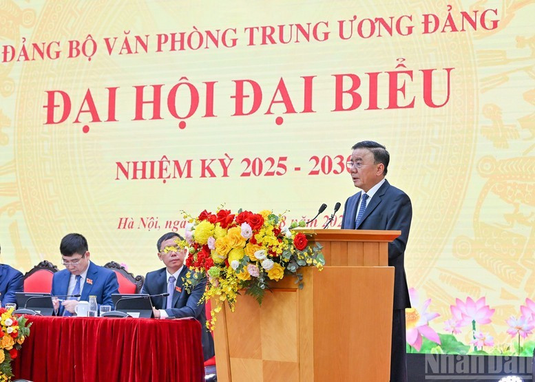 Thường trực Ban Bí thư Trần Cẩm Tú, Bí thư Đảng ủy các cơ quan Đảng Trung ương phát biểu chỉ đạo Đại hội - Ảnh: Báo Nhân dân