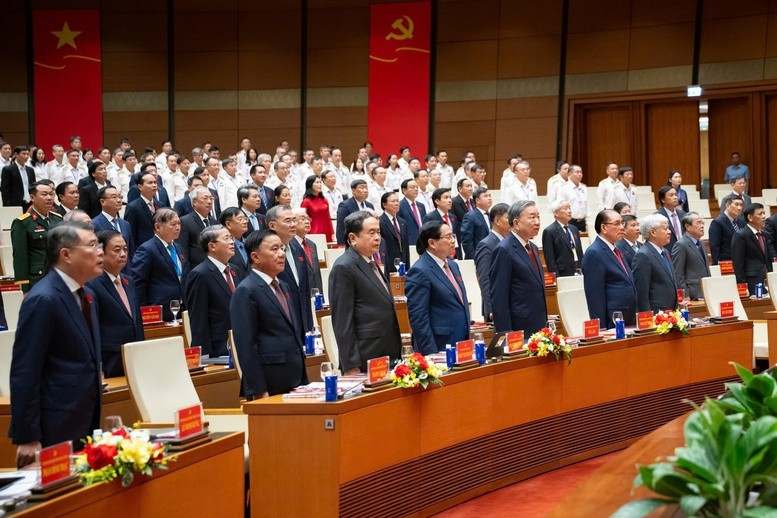 Tổng Bí thư Tô Lâm, nguyên Tổng Bí thư Nông Đức Mạnh, Thủ tướng Chính phủ Phạm Minh Chính, Chủ tịch Quốc hội Trần Thanh Mẫn và các đồng chí lãnh đạo, nguyên lãnh đạo Đảng, Nhà nước cùng các đại biểu thực hiện nghi thức chào cờ