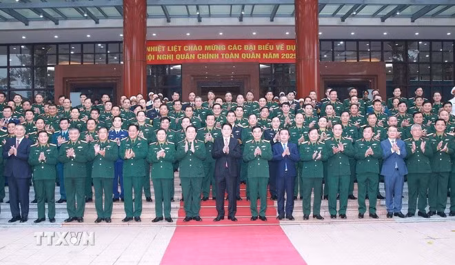 Chủ tịch nước Lương Cường với lãnh đạo Quân ủy Trung ương, Bộ Quốc phòng và đại biểu dự hội nghị. (Ảnh: Trọng Đức/TTXVN)