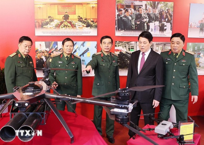 Chủ tịch nước Lương Cường và đại biểu tham quan trưng bày khí tài, thiết bị quân sự do Tổng cục Công nghiệp Quốc phòng sản xuất. (Ảnh: Lâm Khánh/TTXVN)