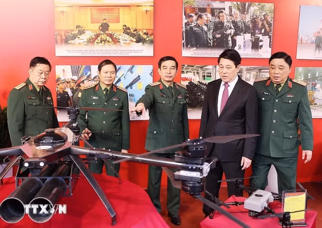 Chủ tịch nước Lương Cường và đại biểu tham quan trưng bày khí tài, thiết bị quân sự do Tổng cục Công nghiệp Quốc phòng sản xuất. (Ảnh: Lâm Khánh/TTXVN)