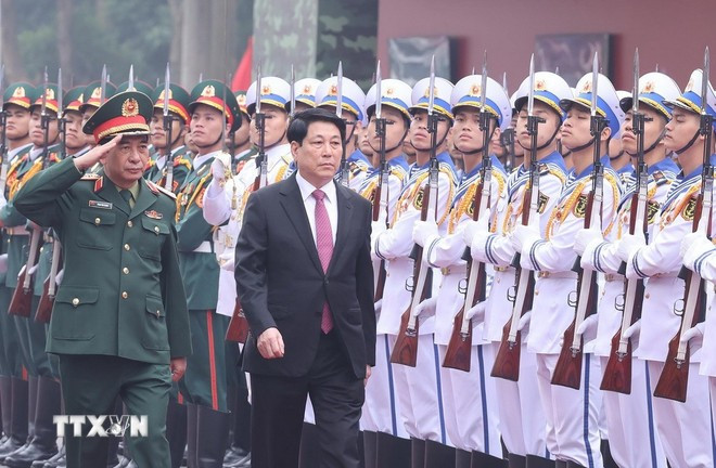 Chủ tịch nước Lương Cường duyệt Đội danh dự Quân đội nhân dân Việt Nam. (Ảnh: Lâm Khánh/TTXVN)