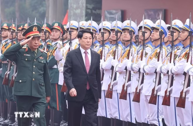 Chủ tịch nước Lương Cường duyệt Đội danh dự Quân đội nhân dân Việt Nam. (Ảnh: Lâm Khánh/TTXVN)