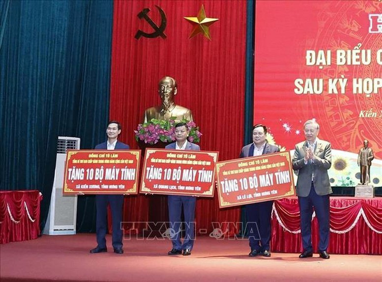 Tổng Bí thư Tô Lâm tặng máy tính cho các xã Kiến Xương, Lê Lợi và Quang Lịch (Hưng Yên) - Ảnh: TTXVN