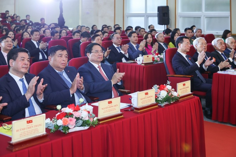 Thủ tướng Phạm Minh Chính, Phó Thủ tướng Nguyễn Chí Dũng và các đại biểu dự Đại hội Đảng bộ Bộ Khoa học và Công nghệ lần thứ nhất, nhiệm kỳ 2025-2030 - Ảnh: VGP/Nhật Bắc