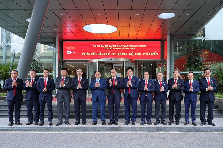 Thủ tướng Phạm Minh Chính với các đại biểu lãnh đạo Tập đoàn Điện lực Việt Nam - Ảnh: VGP/Nhật Bắc