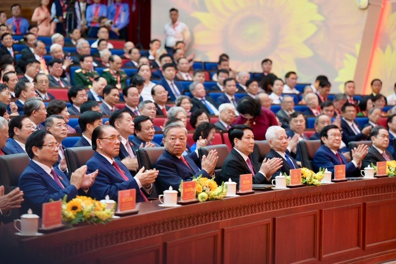 Tổng Bí thư Tô Lâm, Chủ tịch nước Lương Cường, Thủ tướng Phạm Minh Chính, Chủ tịch Quốc hội Trần Thanh Mẫn, và các đồng chí nguyên lãnh đạo Đảng, Nhà nước dự phiên khai mạc Đại hội Đại biểu Đảng bộ TPHCM lần thứ I, nhiệm kỳ 2025-2030 - Ảnh: VGP