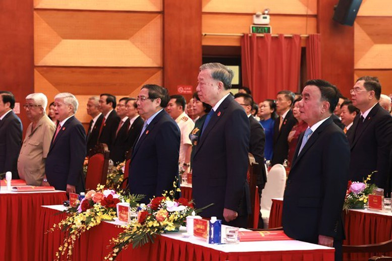 Các đồng chí lãnh đạo Đảng, Nhà nước và các đại biểu dự Đại hội thực hiện nghi thức Chào cờ - Ảnh: VGP/ Nhật Bắc