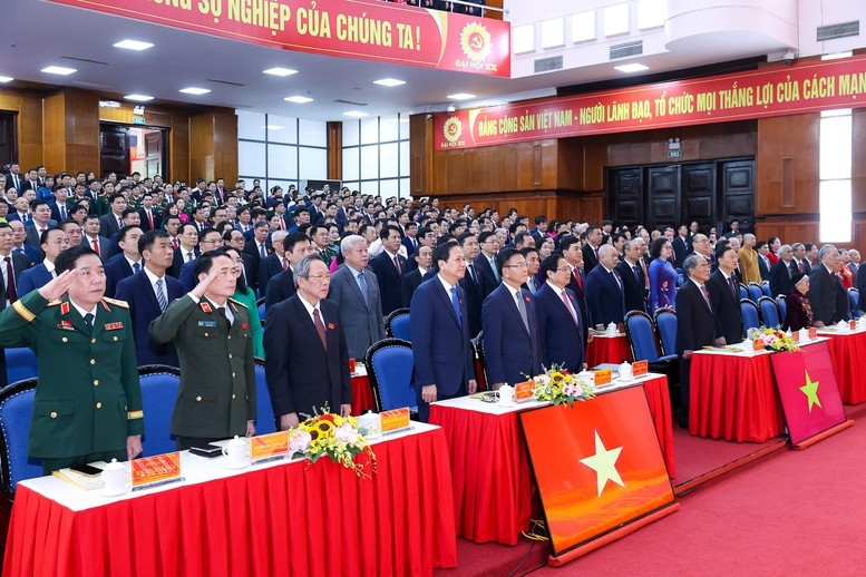 Các đại biểu thực hiện nghị thức chào cờ khai mạc Đại hội đại biểu Đảng bộ tỉnh Thanh Hoá lần thứ XX - Ảnh: VGP/Nhật Bắc