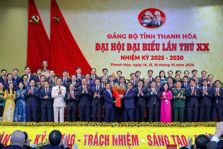 Thủ tướng Phạm Minh Chính tặng hoa chúc mừng Ban Chấp hành Đảng bộ tỉnh Thanh Hóa nhiệm kỳ 2025-2030 - Ảnh: VGP/Nhật Bắc