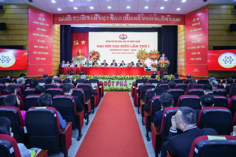 Thủ tướng yêu cầu ngay sau Đại hội, cấp ủy Bộ cần khẩn trương tổ chức quán triệt và cụ thể hóa Nghị quyết thành Chương trình hành động để triển khai thực hiện - Ảnh: VGP/Nhật Bắc