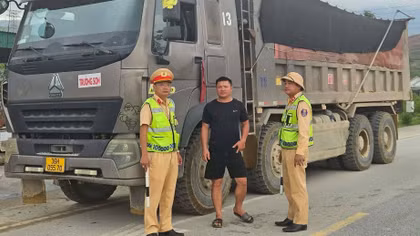 Chấn chỉnh tình trạng phương tiện tải trọng lớn “đại náo” Khu kinh tế Vũng Áng