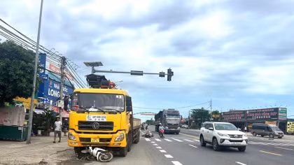 Xe tải tông 3 xe máy đang dừng chờ đèn đỏ